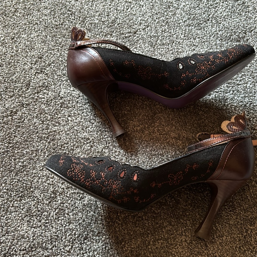 Black and brown round toe pumps worn once - Picture 4 of 7